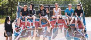 Schüler auf Skaterrampe