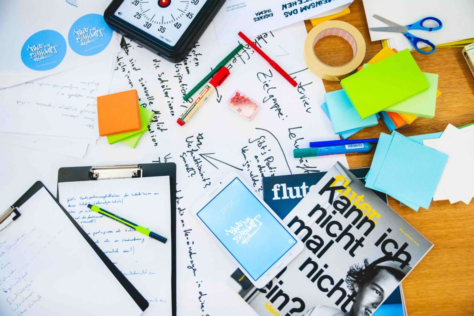 Schreibtisch auf dem Bücher liegen